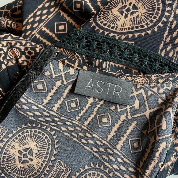 ASTR TRIBAL PRINT DRESS WITH LACE ACCENT SIZE - Picture 4 of 7